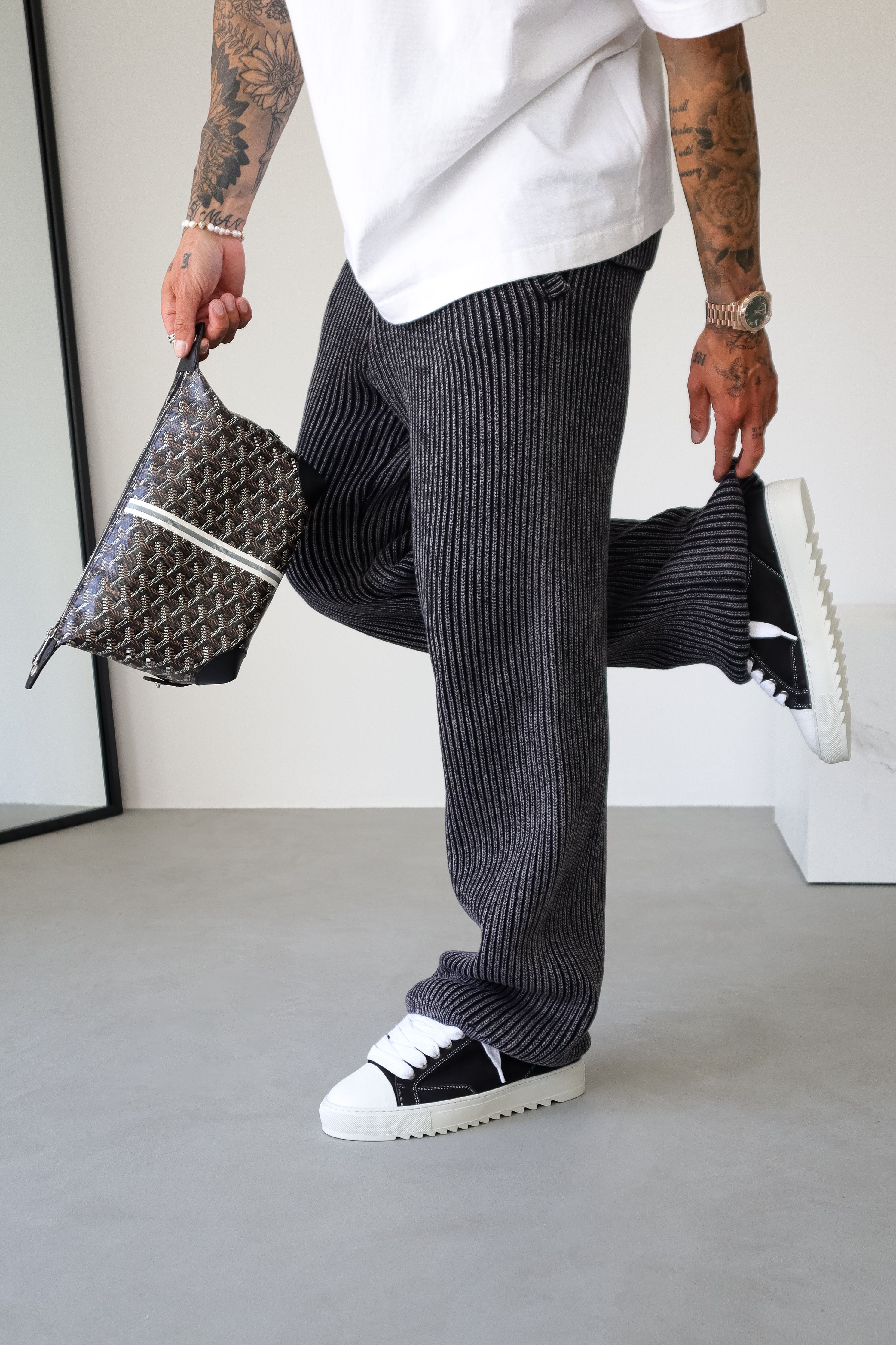 Atelier - Acrylic Black